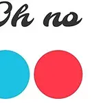 Texto Oh no en cursiva sobre un círculo azul y otro rojo