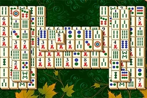 Bloques de juego apilados con símbolos y números sobre un fondo verde con hojas