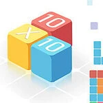 Cubos de colores con números 10 y X al lado de un tablero con bloques de colores en diferentes formas