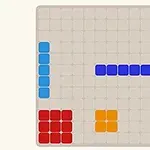 Tablero cuadrado con bloques de colores rojo, azul, naranja y verde azulado colocados en un patrón geométrico