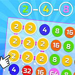 Tablero de juego con fichas numeradas en colores brillantes y una mano señalando una ficha