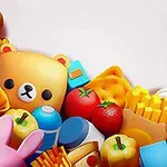 Colores vibrantes con figuras miniatura de ositos, frutas y objetos variados