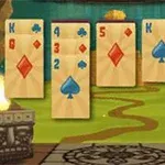 Cinco cartas de juego sobre un fondo con tema de templo antiguo, con detalles decorativos y una senda sinuosa
