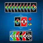 Cartas de juego sobre un tablero azul con distintos números y colores, organizadas en cuatro manos