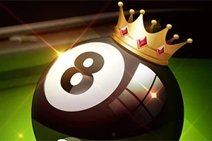 Bola de billar número ocho con una corona dorada en un fondo verde