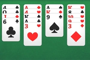 Cuatro columnas de cartas en un tapete verde, con una variedad de palos en orden ascendente y descendente