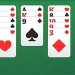 Cuatro columnas de cartas en un tapete verde, con una variedad de palos en orden ascendente y descendente