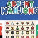 Dos figuras de Santa Claus flanquean un tablero con fichas decoradas con motivos navideños sobre un fondo azul