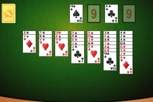 Cartas de baraja dispuestas en columnas sobre un fondo verde, con algunos números resaltados en la parte superior