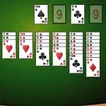 Cartas de baraja dispuestas en columnas sobre un fondo verde, con algunos números resaltados en la parte superior