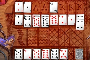 Cartas de naipes organizadas en múltiples columnas sobre una superficie con diseño geométrico