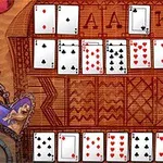Cartas de naipes organizadas en múltiples columnas sobre una superficie con diseño geométrico