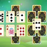 Cartas de naipes dispuestas en forma de pirámide sobre un fondo verde y borroso