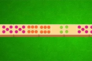 Fichas de juego con puntos de colores sobre un fondo verde