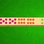 Fichas de juego con puntos de colores sobre un fondo verde
