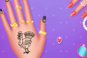 Mano con tatuaje de pavo, uñas decoradas y anillos dorados sobre fondo morado