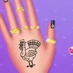 Mano con tatuaje de pavo, uñas decoradas y anillos dorados sobre fondo morado