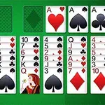 Cartas de póker ordenadas sobre un tablero verde, incluyendo ases, reyes, reinas, y números en diferentes palos