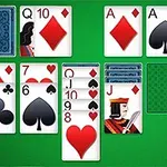 Cartas de juego dispuestas sobre un fondo verde, mostrando una variedad de palos, números y figuras