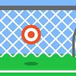 Portería de fútbol con una diana en el centro sobre un campo verde