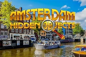 Barcos navegando por un canal en Ámsterdam con edificios históricos al fondo y un logotipo grande en la parte superior
