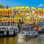 Barcos navegando por un canal en Ámsterdam con edificios históricos al fondo y un logotipo grande en la parte superior