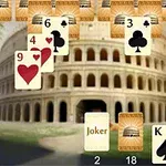 Cartas de juego superpuestas frente a una imagen del Coliseo romano
