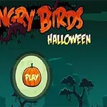 Pantalla de inicio con un fondo oscuro y árboles sombríos, un botón de calabaza que dice play y texto decorado para Halloween