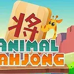 Una ficha grande con un símbolo rojo y una jirafa detrás, rodeada de un paisaje con colinas y el texto Animal Mahjong en colores brillantes