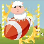 Una oveja caricaturizada montando un balón de fútbol americano con llamas, junto a un paisaje campestre con árboles, una vaca y una casa al fondo