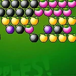 Frutas de colores morado, negro y amarillo organizadas en filas sobre un fondo verde