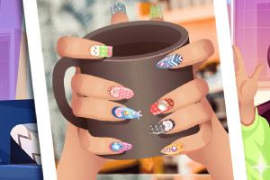 Una mano sosteniendo una taza marrón, con uñas decoradas en diseños coloridos y variados