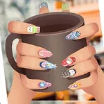 Una mano sosteniendo una taza marrón, con uñas decoradas en diseños coloridos y variados
