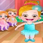 Niñas pequeñas vestidas de bailarinas practicando ballet en un salón colorido