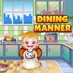 Una niña rubia sonriente sentada a la mesa con un plato frente a ella y una mujer cocinando en una cocina colorida
