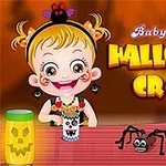 Niña sonriente con peinado arreglado, rodeada de decoraciones de Halloween, incluyendo una lámpara con cara tallada y una araña de papel