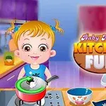 Niña rubia sonriendo en una cocina colorida con utensilios y comida