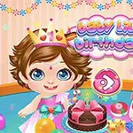 Niña con corona celebrando su cumpleaños con pastel, globos y regalos en un ambiente festivo