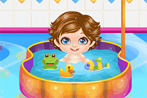 Niño con cabello castaño jugando en una pequeña piscina interior con juguetes de animales