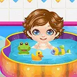 Niño con cabello castaño jugando en una pequeña piscina interior con juguetes de animales