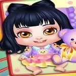 Niña con cabello oscuro y sonrisa, acostada junto a un oso de peluche morado con lazo, sobre una almohada colorida