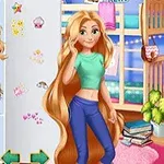 Joven con cabello largo y suelto en una habitación colorida, al lado de una estantería con diferentes estilos de pelucas