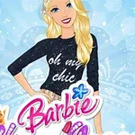 Muñeca con cabello rubio largo, camiseta negra con la frase oh my chic y un fondo azul con estrellas brillantes