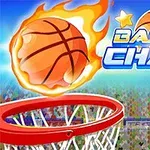 Balón de baloncesto en llamas junto a una canasta y el texto Basket Champ con estrellas en un estadio lleno de espectadores