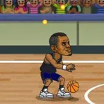 Jugador de baloncesto caricaturizado con uniforme negro y azul driblando un balón en una cancha, con público animado al fondo