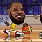 Dos personajes caricaturizados de cabezas grandes juegan al baloncesto en una cancha, uno con uniforme amarillo y el otro con uniforme rojo