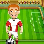 Un personaje animado en uniforme deportivo rojo y blanco con un balón de fútbol en un estadio lleno de espectadores