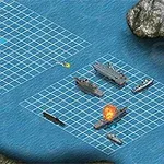 Tableros de cuadrícula en el océano con barcos posicionados, uno de ellos en llamas