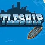Texto estilizado BATTLESHIP en letras grandes con una silueta de buque de guerra detrás y un barco pequeño a la derecha, sobre un fondo azul acuático