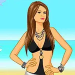 Mujer con traje de baño negro y accesorios de joyería, posando frente a un fondo de playa con mar y velero